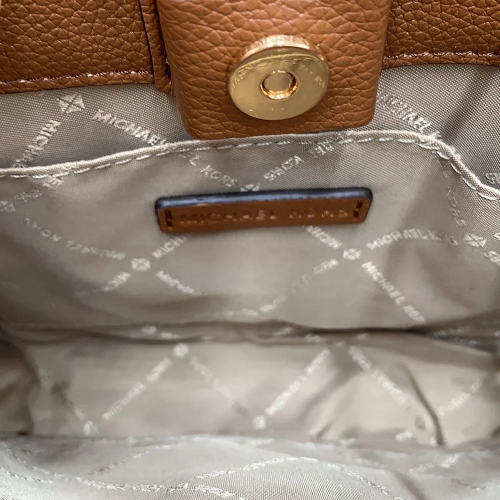 MICHAEL KORS Briley Small Logo Messenger Bag BROWN SIGNATURE COLOR